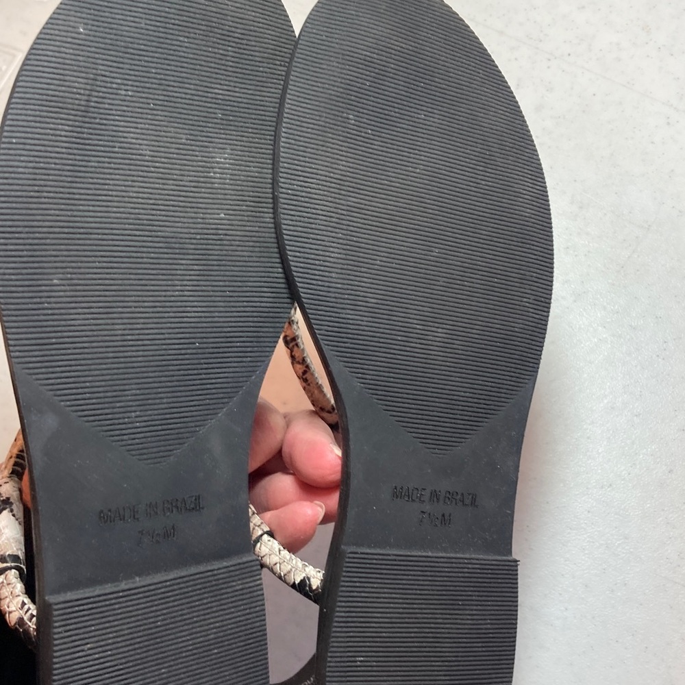 NWOT Steve Madden Black and Cream Snake-Print T-Strap Sandals with Gold Accent - Picture 4 of 6
